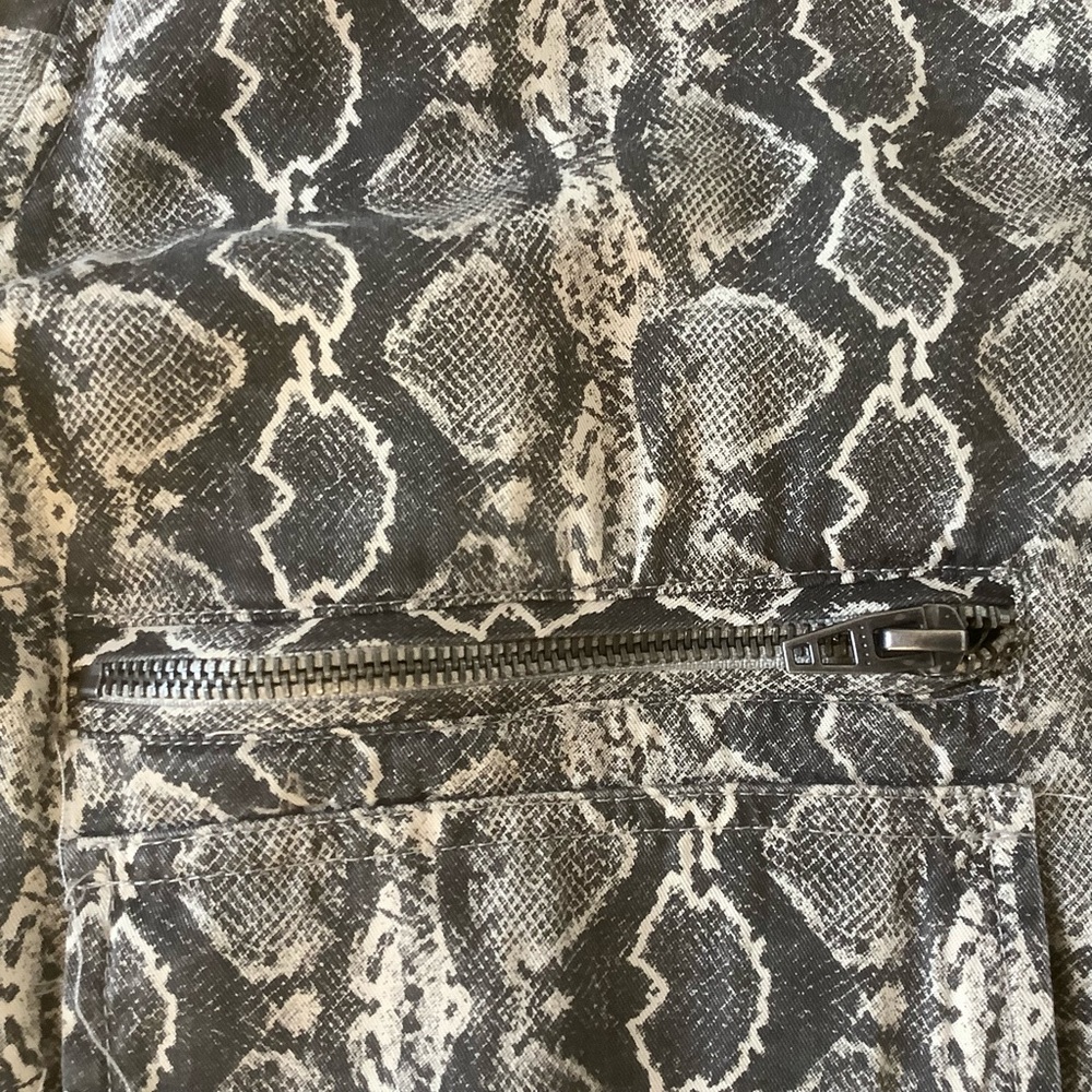 Blank NYC soft snakeskin cropped zipper jacket lightweight size medium - Picture 8 of 9